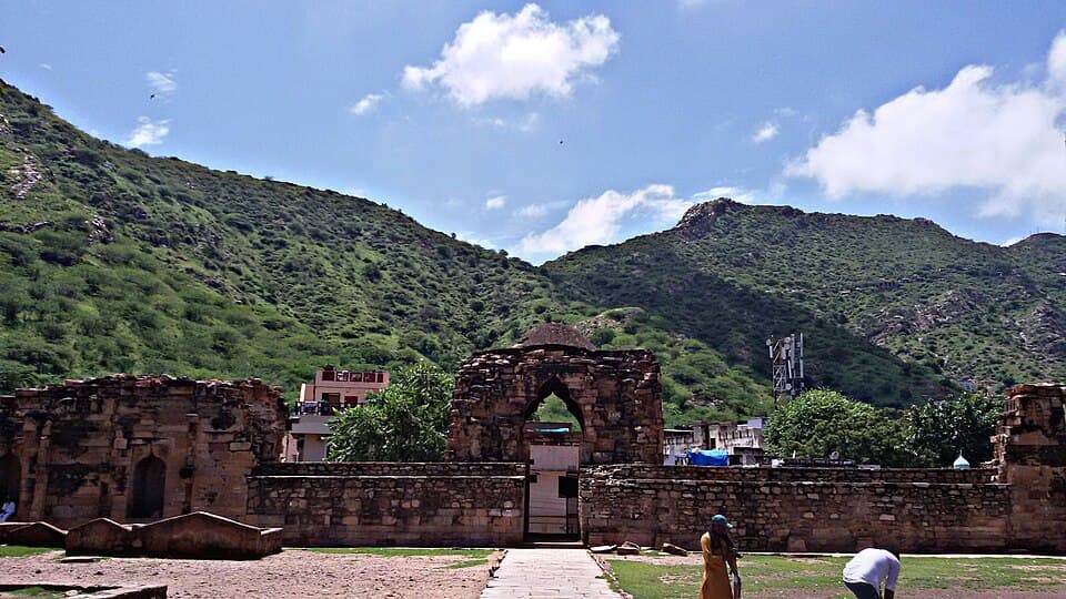 Adhai din ka Jhonpra, Ajmer: The arched screen of the Adhai din ka Jhonpra mosque at Ajmer, below the hills.
