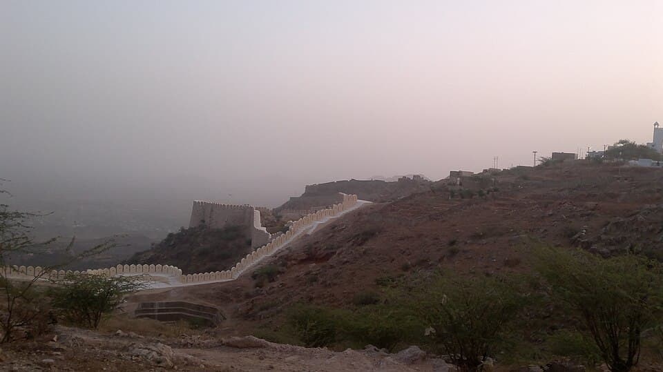 Taragarh fort, Ajmer: The walls of Taragarh running along the hill above Ajmer, the Chahamana capital.